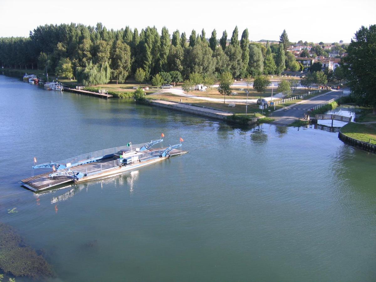 Camping Belle Riviere Chaniers Bagian luar foto