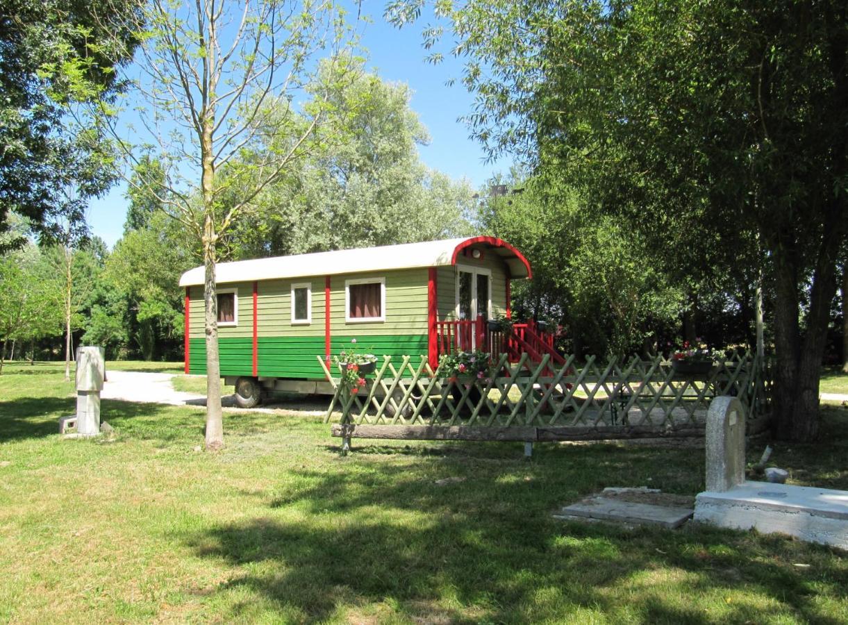Camping Belle Riviere Chaniers Bagian luar foto