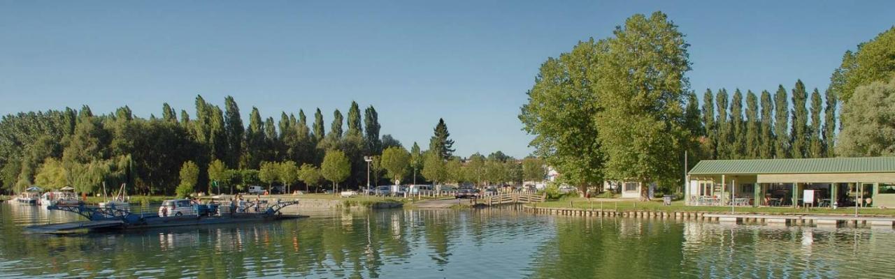 Camping Belle Riviere Chaniers Bagian luar foto