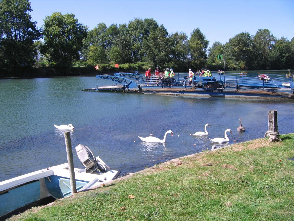 Camping Belle Riviere Chaniers Bagian luar foto