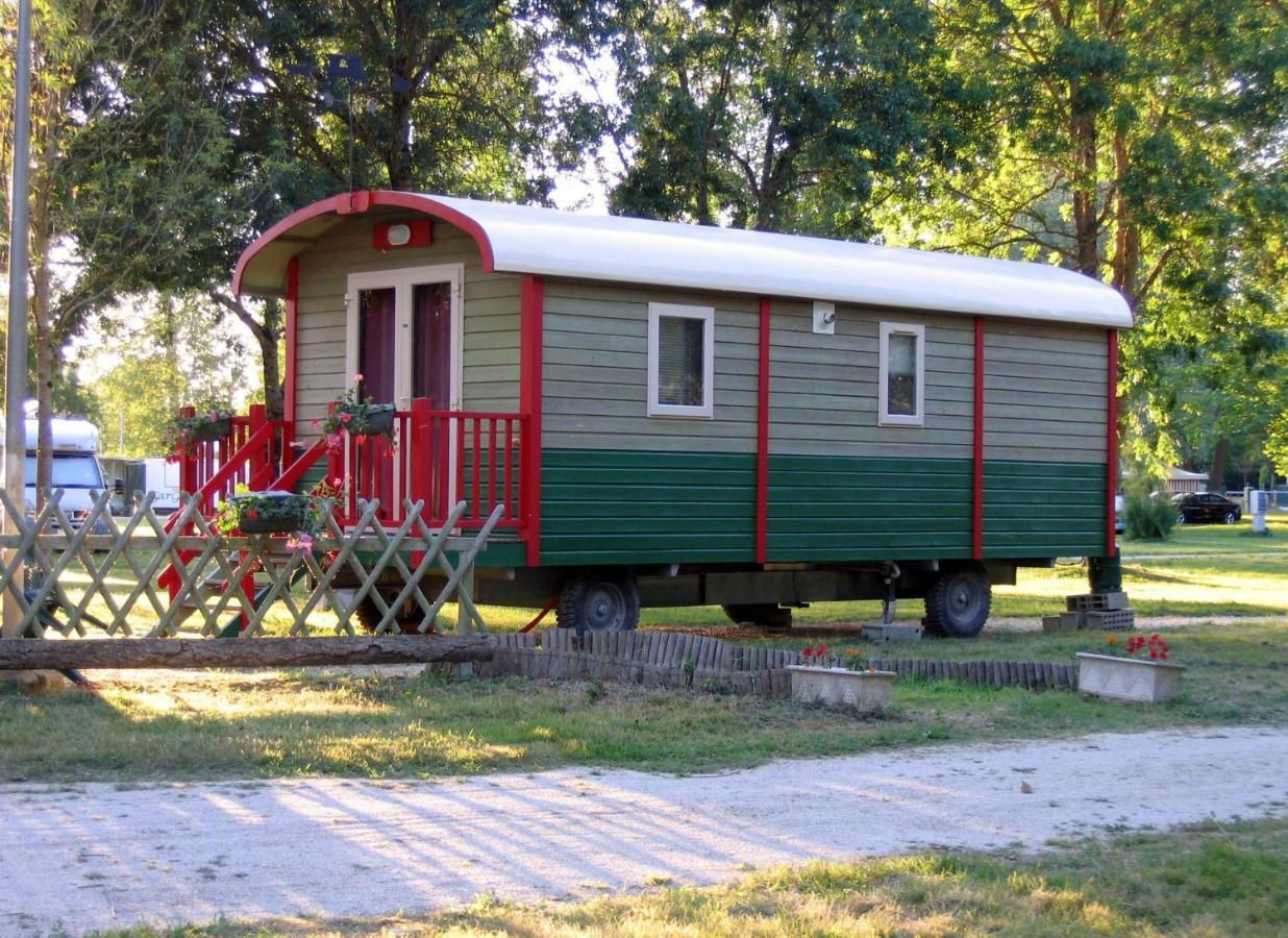 Camping Belle Riviere Chaniers Bagian luar foto