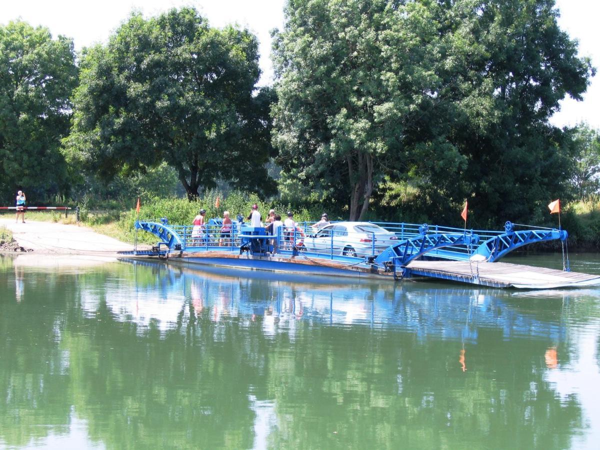 Camping Belle Riviere Chaniers Bagian luar foto