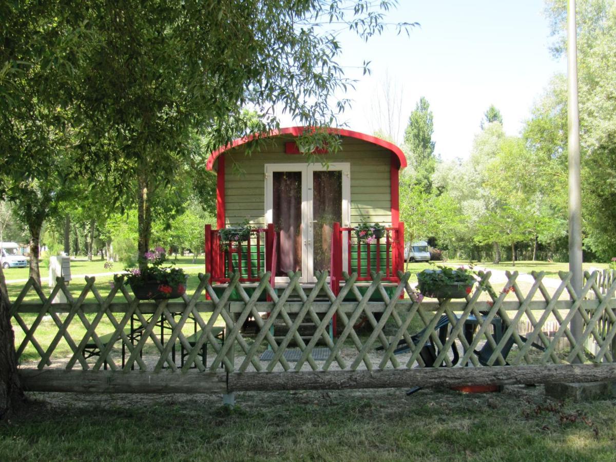 Camping Belle Riviere Chaniers Bagian luar foto