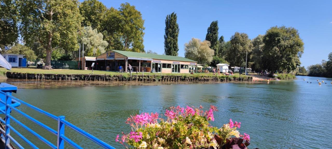 Camping Belle Riviere Chaniers Bagian luar foto