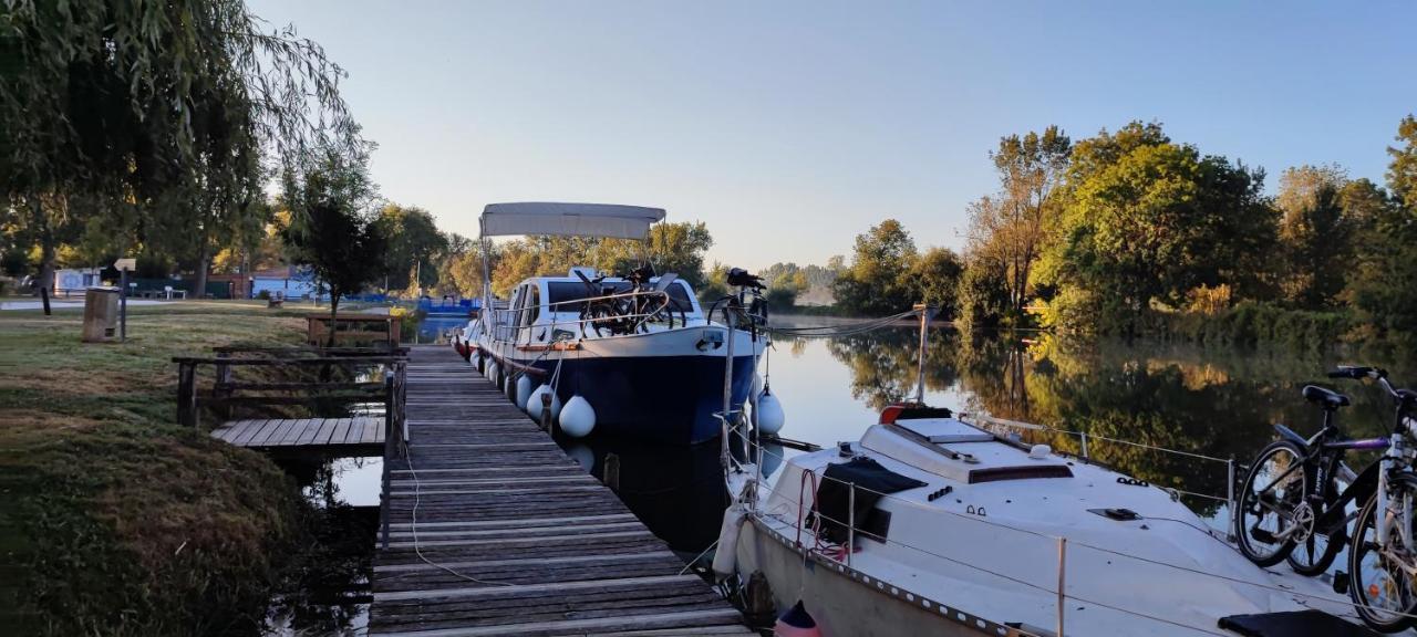 Camping Belle Riviere Chaniers Bagian luar foto