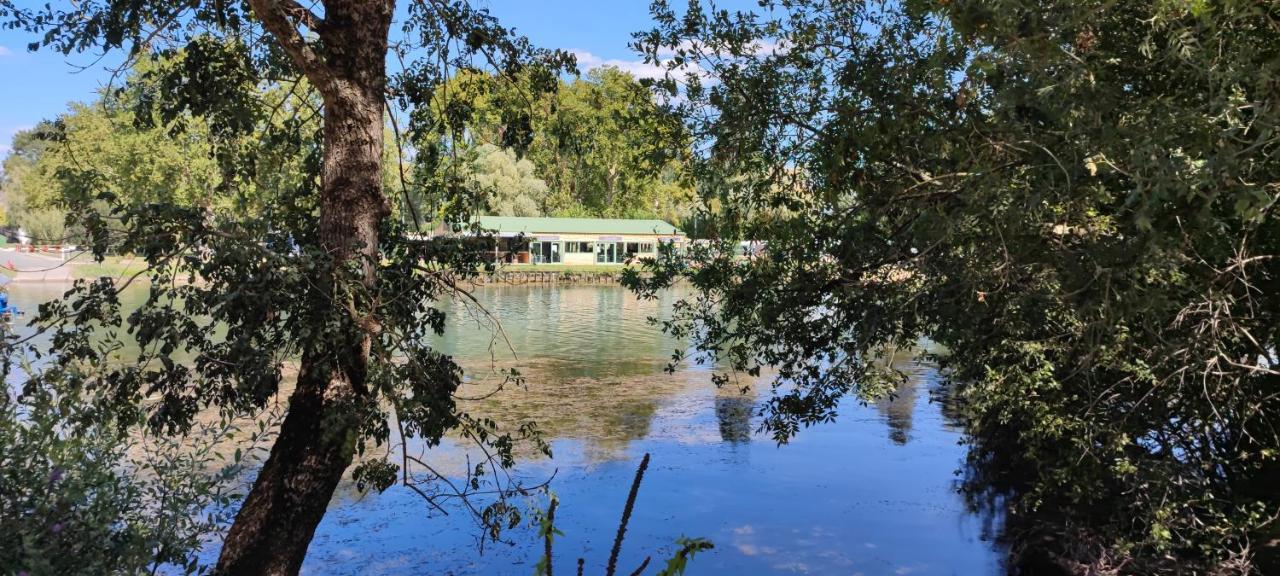 Camping Belle Riviere Chaniers Bagian luar foto