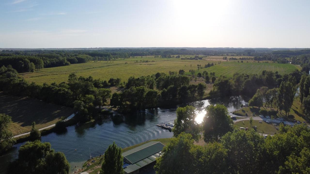 Camping Belle Riviere Chaniers Bagian luar foto